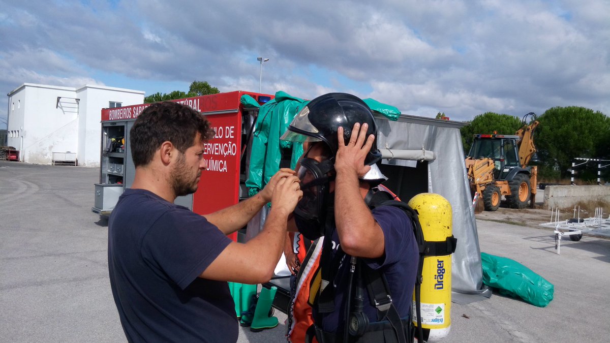 SetubalSos's tweet photo. #MITREX2018: Treino do Grupo de Intervenção em Matérias Perigosas dos Bombeiros Sapadores de Setúbal. Vestindo e comunicando com o Fato de Proteção Química. #CBSS #GIMP #Treino #SafeSec #Setúbalpreparada https://t.co/Gea4cWGrFM
