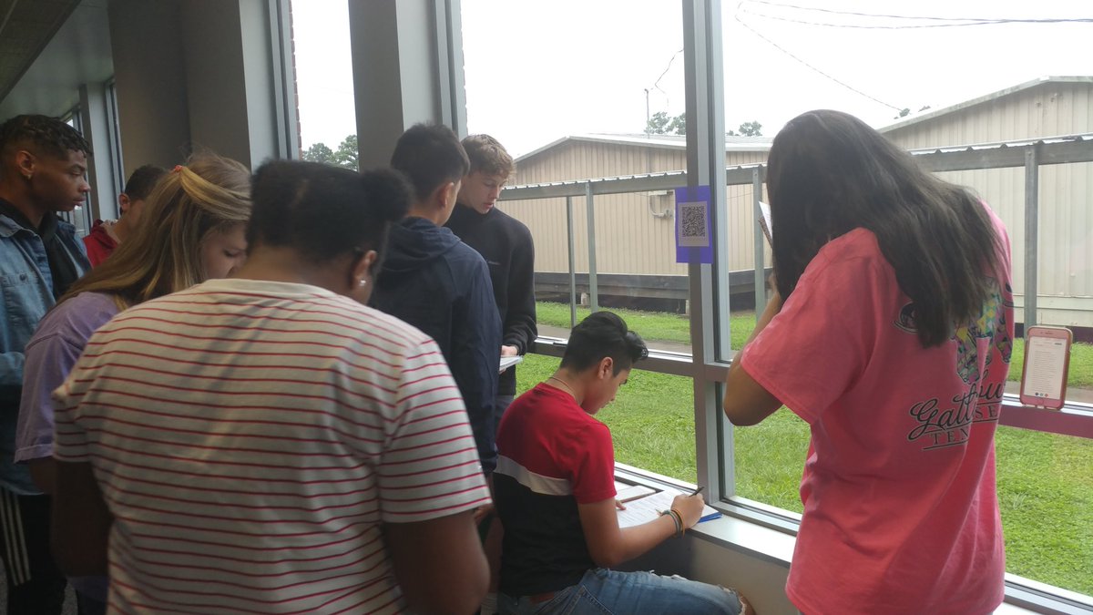 dethomp's tweet photo. "QR"ing our way through WWI vocabulary and concepts.  #WeAreKCollins #P2P #kchs https://t.co/fog2ijvIP4