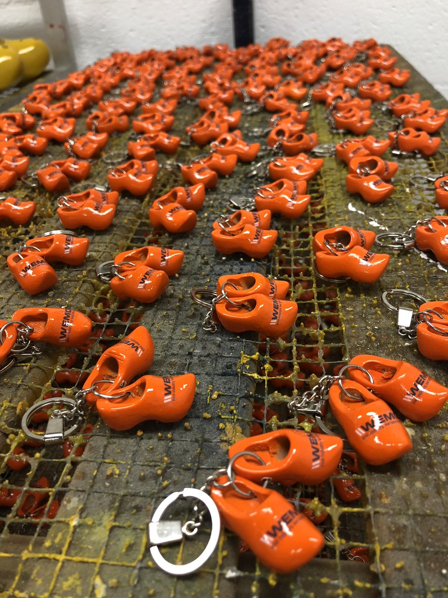 Verschillende oranje sleutelhangers drogen en morgen afleveren natuurlijk door onze vrienden van <a href="/Heldertransport/">HELDER! TRANSPORT</a>