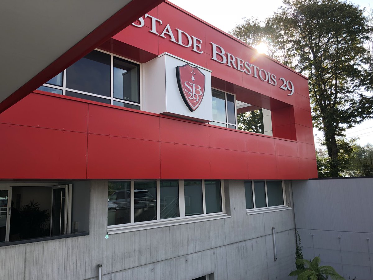 Nico_NBO's tweet photo. @sii_ouest réunion de notre agence de Brest au @SB29 sous le soleil #Résultats #Perspectives #Organisation #RéussirEnEquipe #GreatPlaceToWork2018 ☀️ 👍🥞⚽️ https://t.co/9PDEudb5vt