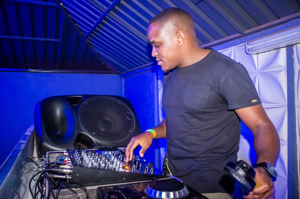 lemii_onsports's tweet photo. #SavageThursday TBT 
Sou you again at @Rockerfella_SWT on October 25th for the next installment. 🔥🔥 https://t.co/jnUVfWqx1B
