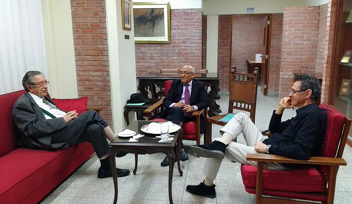MARCOMARTOSPERU's tweet photo. Una grata reunión al lado del escritor colombiano Pablo Montoya(derecha) y Luis Cumpa(centro), catedrático de la Universidad Nacional Mayor de San Marcos  #Literatura #Novela #Poesía #Amigos #Universidad #Academia #Peruana #Lengua #Español #Castellano #IPCNA #UNIFÉ https://t.co/gVzwNx45nV