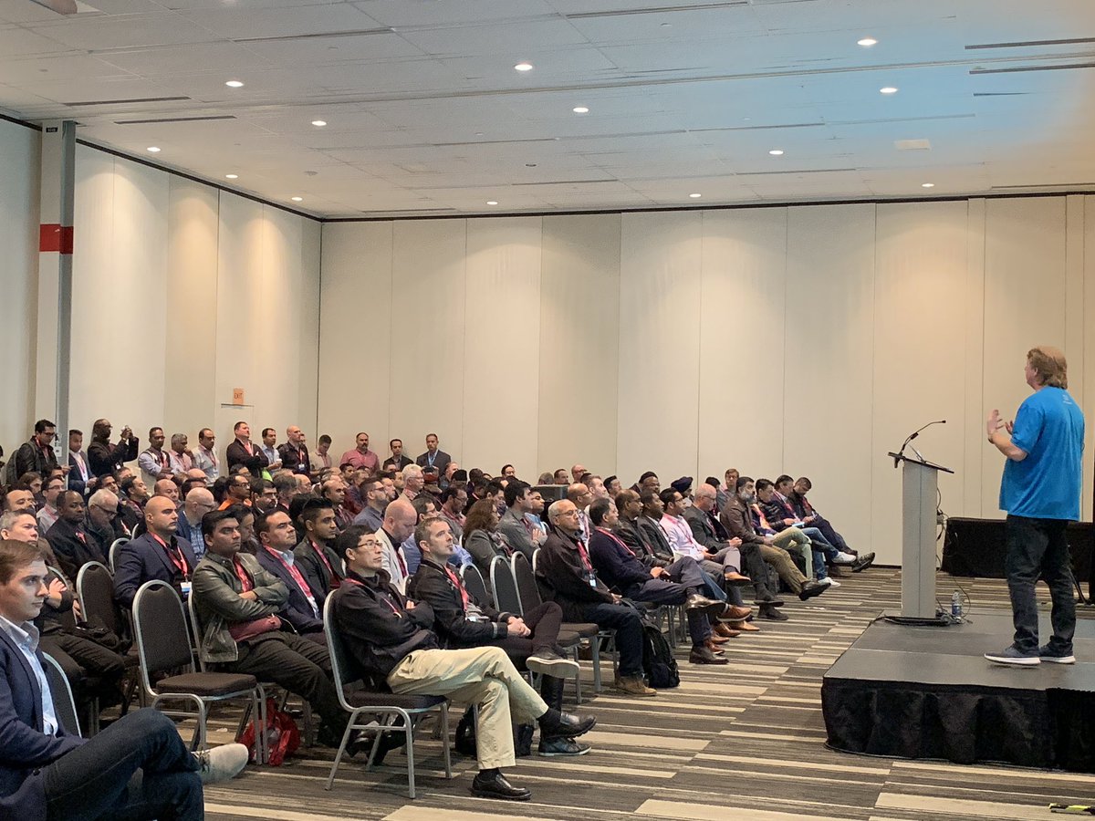 kremu's tweet photo. Standing room only at the at the #multicloud Data center session at #ciscoconnecttoronto @CiscoCanada @CSCOronnie https://t.co/tkYXjiC5a7