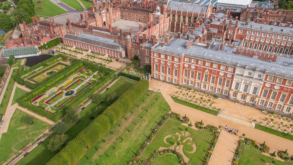 HRP_palaces's tweet photo. Architect Christopher Wren was born #OTD in 1632. His work for William and Mary resulted in the transformation of #HamptonCourtPalace. His original plan was to demolish the Tudor palace and start again but lack of time and money resulted in the Tudor and Baroque mix we see today. https://t.co/1dXJd5u2mX
