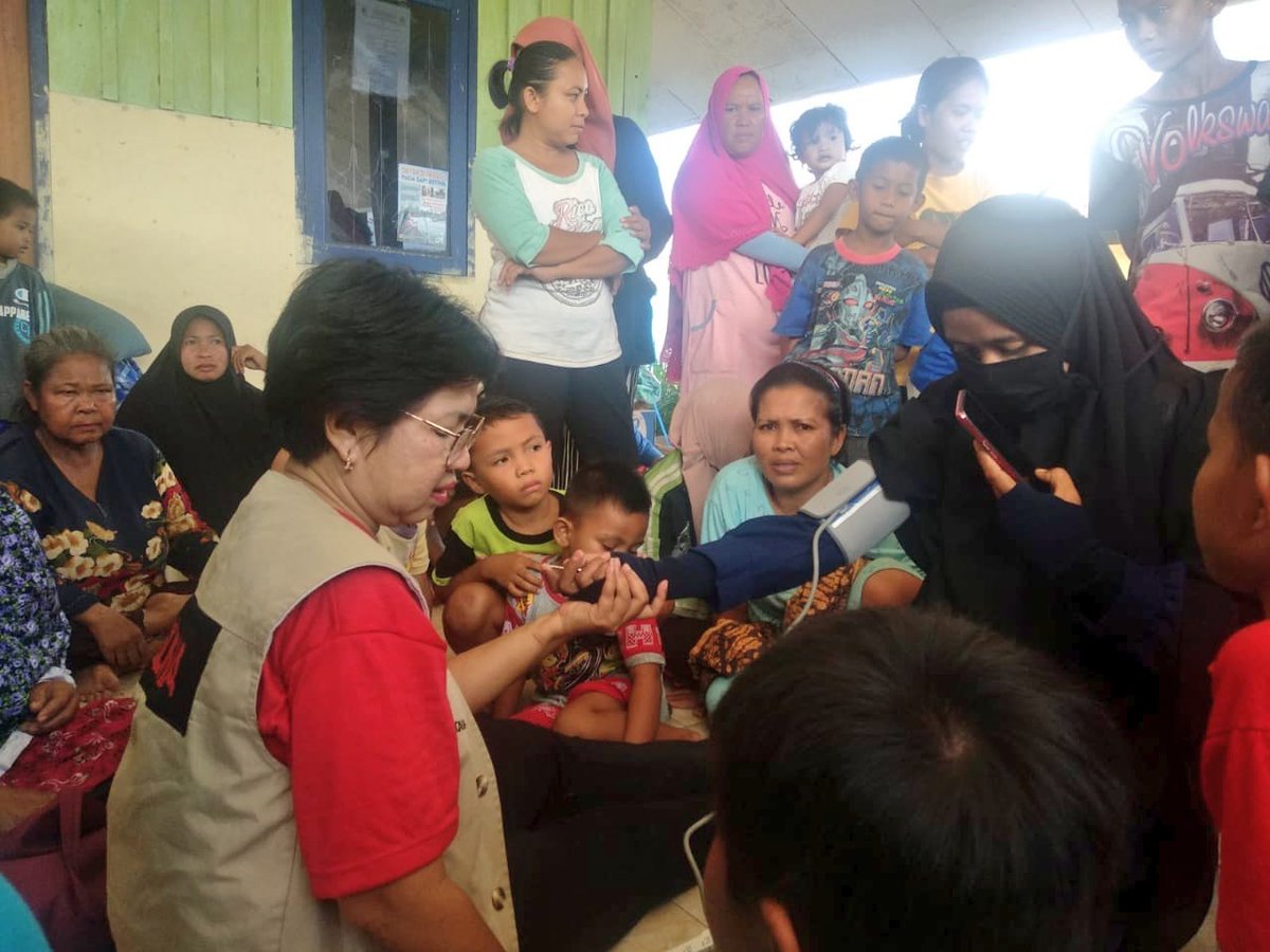 sss17mzd's tweet photo. RT PDI_Perjuangan: Posko Kesehatan Relawan Badan Penanggulangan Bencana (Baguna) PDI Perjuangan terus menerus membantu pelayanan kesehatan bagi korban gempa di Sulawesi Tengah. 
💪🏿😎🇲🇨

#PDIPerjuangan
#Baguna
#BagunaAlatKemanusiaan https://t.co/8wZr0AVxLA
