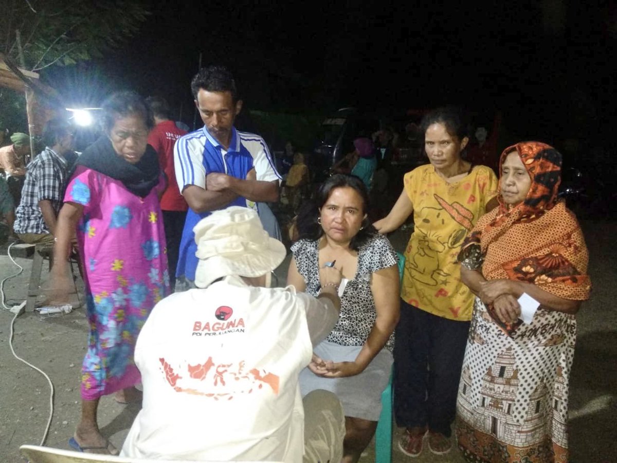 sss17mzd's tweet photo. RT PDI_Perjuangan: Posko Kesehatan Relawan Badan Penanggulangan Bencana (Baguna) PDI Perjuangan terus menerus membantu pelayanan kesehatan bagi korban gempa di Sulawesi Tengah. 
💪🏿😎🇲🇨

#PDIPerjuangan
#Baguna
#BagunaAlatKemanusiaan https://t.co/8wZr0AVxLA