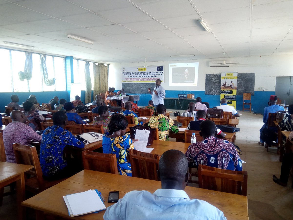 adjevi_lassey's tweet photo. @FirminMbala de @AmnestyWARO aborde l'enseignement de l'#EDH dans les écoles avec les inspecteurs et enseignants. Ils sont une soixantaine et viennent des régions des savanes, Kara et centrale. 
#Togo 
#brave https://t.co/PV1FX3M6J1