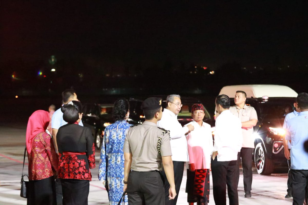 watuaye's tweet photo. Kamis,18/10/18,Gub Bali #WayanKoster bsama istri Ibu Putri Koster ddmpingi Kapolda Bali&amp;Kasdam IX Udy menyambut kdtngan Bpk Presiden #Jokowidodo &amp;Ibu Negara Iriana Jokowidodo diBandara NgurahRai dlm Prsiapan acara Temu Karya Nasional,TTG XX&amp;PINDESkel 2018 bsk diGWK Ungasan Bali https://t.co/FRZTtwANDL