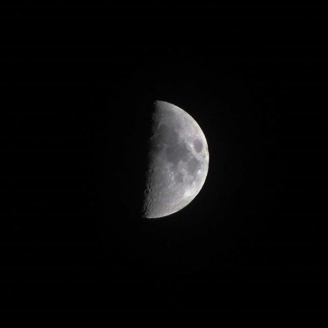 Half #moon #luna #handheldphotography #blackandwhitephotography ift.tt/2S0i1i6