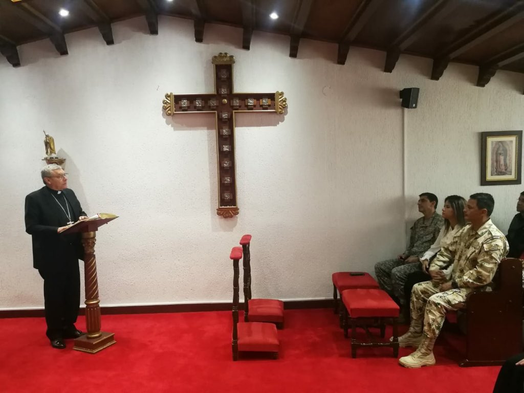 EsdegCol's tweet photo. #ALaHora Alumnos #CAEM2018 visitan @ObisCastrense #MonseñorSuescún Conocimento de la misión del Obispado Castrense para el fortalecimiento espiritual y familiar de los futuros líderes militares del país. https://t.co/h3bYDVcBH8