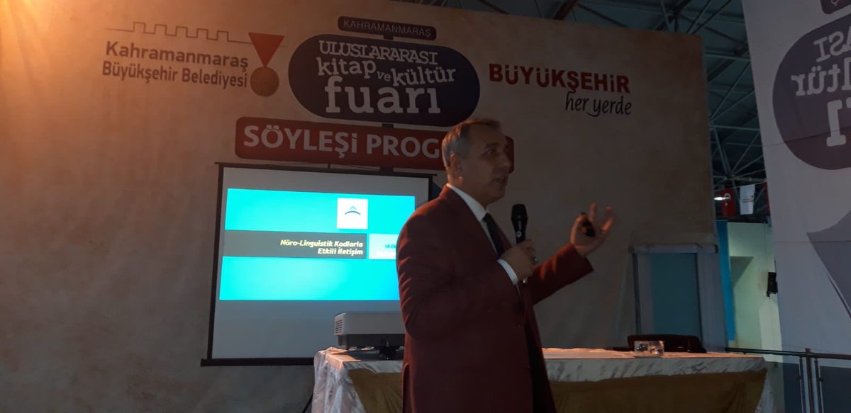 AyzKitap's tweet photo. @kaplanwingchun Sevgili hocamız #KahramanmarasKitapFuarı nda söyleşide. Katılan sevenleri çok şanslılar 👏👏 #Kitap #Kahramanmaras #değer #Söyleşi #Kazanacagiz https://t.co/DpDU43XtUO