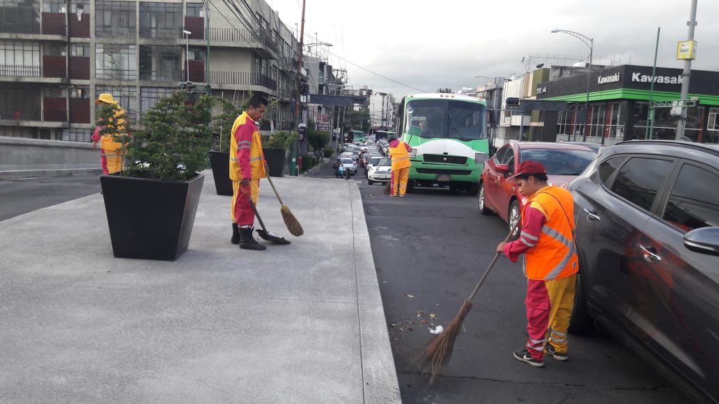 #FelizJueves ☀️ | Realizamos trabajos de barrido manual y retiro de propaganda 🍂🍃 en Viaducto Miguel Alemán, de Minería a Cuauhtémoc 👷🏻‍♂️👷🏻‍♀️ #Infórmate ⚠️

🚯Exhortamos a los ciudadanos a no tirar basura en las calles 🚯