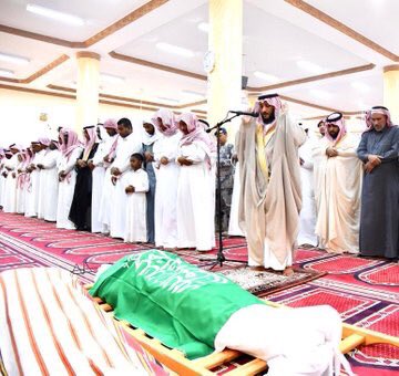 kh_lael's tweet photo. نائب أمير #جازان يؤدي صلاة الميت على شهيدي الواجب العريف عادل بن إبراهيم سويدي والجندي عبدالرحمن بن حسين فقيهي من منسوبي حرس الحدود ، اللذين استشهدا في الحد الجنوبي بمحافظة #نجران. https://t.co/cNRRQULL2O