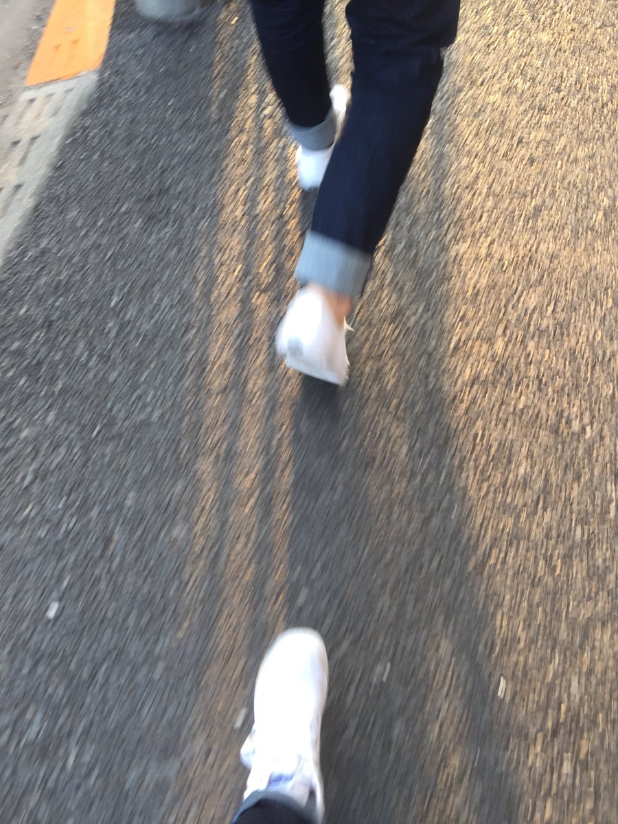 763mario's tweet photo. たまたまジーパンと色味の似た服装にスニカーがハイとローの違いでペアルック的にまとまった40代。私��キウキ、彼ザワザワ。恥ずかしいと言いつつそのまま一日。じわじわ嬉しかった。こっそり記念写真 #ペアルック #品良く可愛く大人らしく #40代の恋愛 https://t.co/oYdCKp4PN9