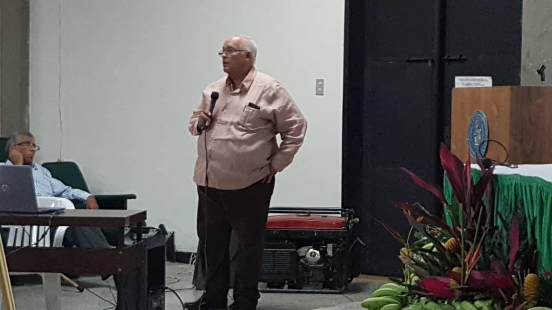 CKronosII's tweet photo. Tema 11. Día 2. #1erCongresoMusaven . Dr Luis Pérez Vicente - INISAV CUBA #Cuba Enfermedades Emergentes. #Musaceas #Musaven #FAgroUCV @CKronosII #CKronosII #Venezuela https://t.co/k71AexskVt