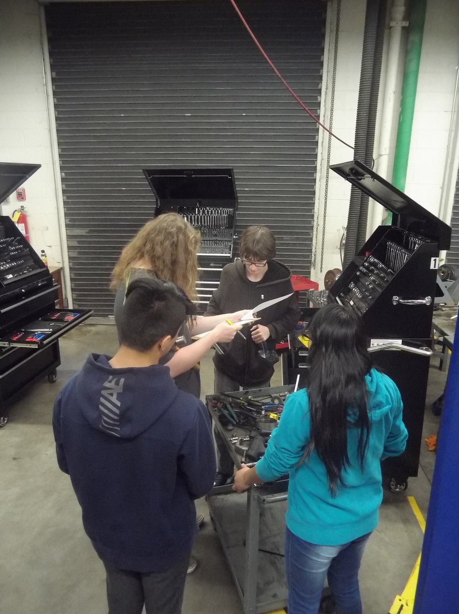 CHSAutomotive_'s tweet photo. Group learning at it's best.
CHS Automotive Students, Hand Tool Identification &amp; competition.
May the best group win 👍 https://t.co/YaPUScGnA3