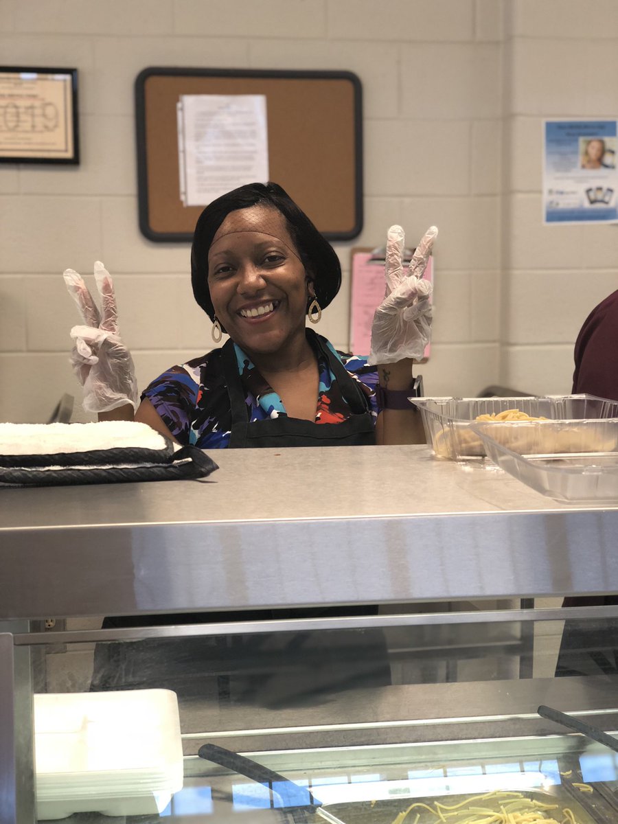 catherinesclass's tweet photo. Happy National School Lunch Week from our Principal, Ms. Anderson!! 🍎 https://t.co/FlnD53PGEr