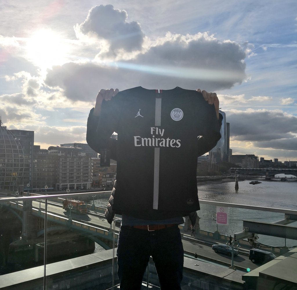 Encore un qui va finir chez l'un(e) d'entre vous :
Le maillot #PSGxJordan noir (L) 🔥

Pour participer c'est comme d'hab :
Retweet ✔️
Follow <a href="/SuperCazarre/">SUPER 🦸🏻‍♂️</a> ✔️

Le vainqueur sera déterminé parmi les Retweet, tirage au sort Lundi.

J'espère que ça sera moi wola 🤞