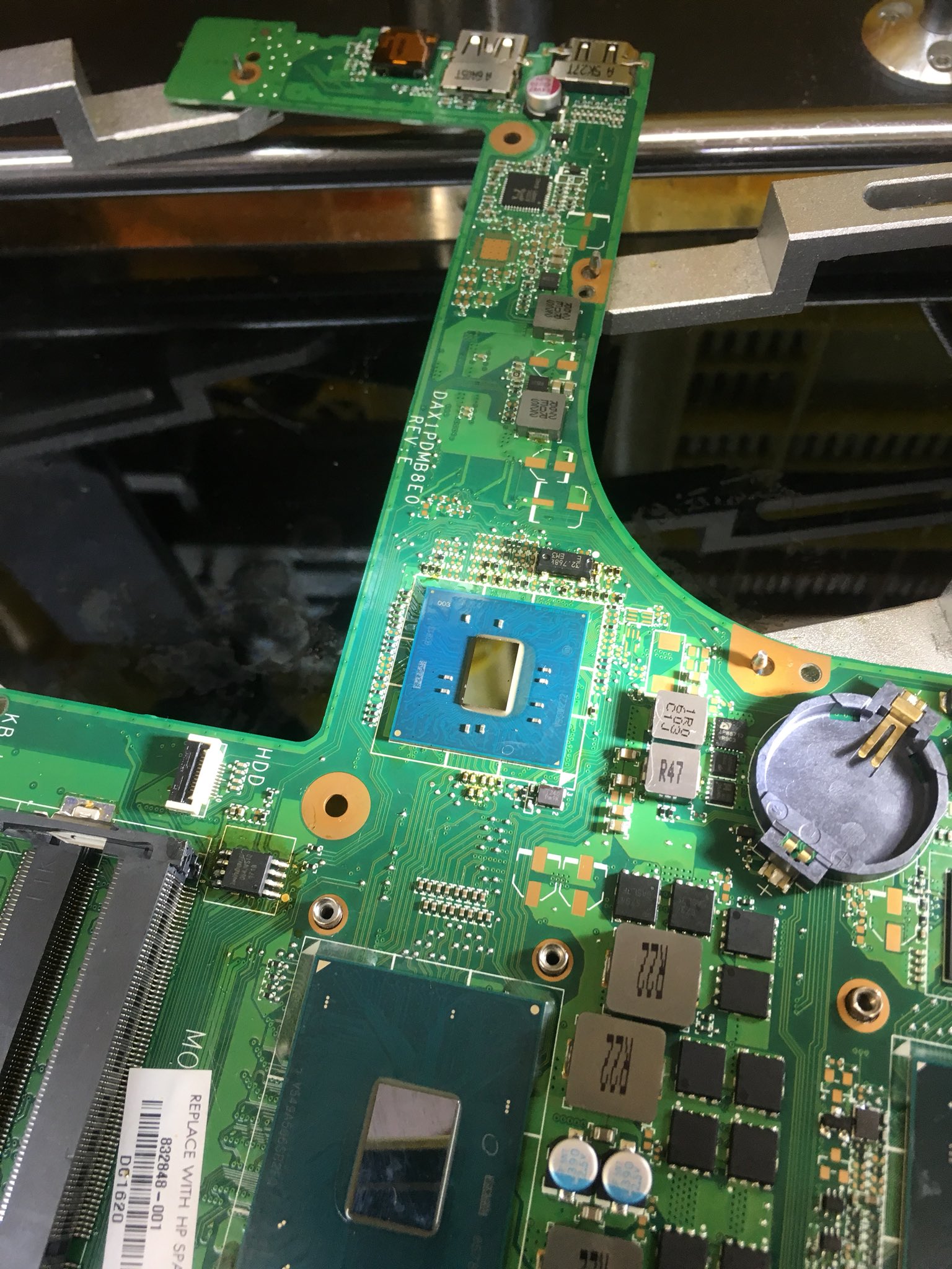 Pc修理廃人 やっぱり新品ジャンクhpは直らないな Caps Lockが点滅してシステムボードエラーのコードが出てたからbios書き直したりチップセット交換したりしたけどダメ Cpu剥がした基板と同じ動きになったからcpuも死んでるらしい 試しに炙った