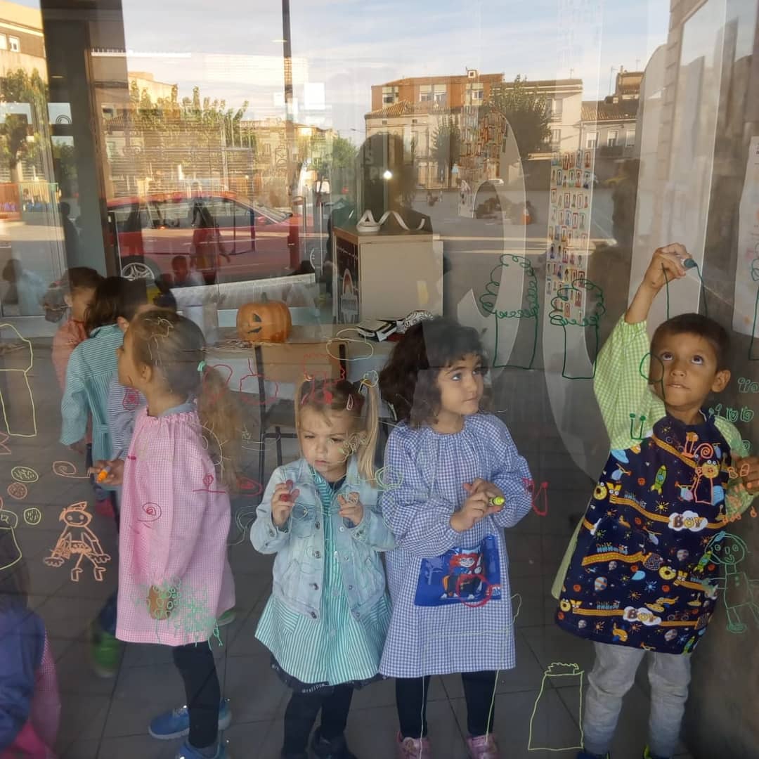 OmsidePrat's tweet image. Els canvis de la natura ens han portat a decorar el vestíbul de l’escola. @omsideprat #I4I5 #juntscompartim #ensexpressem #femescola #latardor #canvisdelanatura #creixem #somunsartistes#pedrerafundació #Manresa