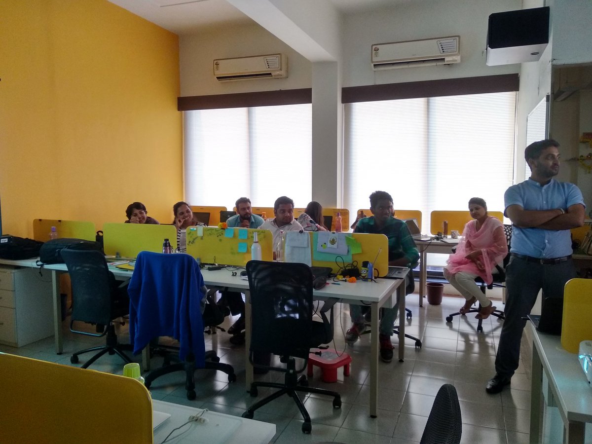 VentesAvenues's tweet photo. The 3rd #ReverseLearning session @VentesAvenues was all about #Programmatic Advertising. Our colleague @theweekend_chef with great enthusiasm presented us some key facts and insights.
#ReverseLearning #Motivation #DigitalLearning
@NilDundh @balam20 @RahimFauzan https://t.co/CiFMTaRwEN