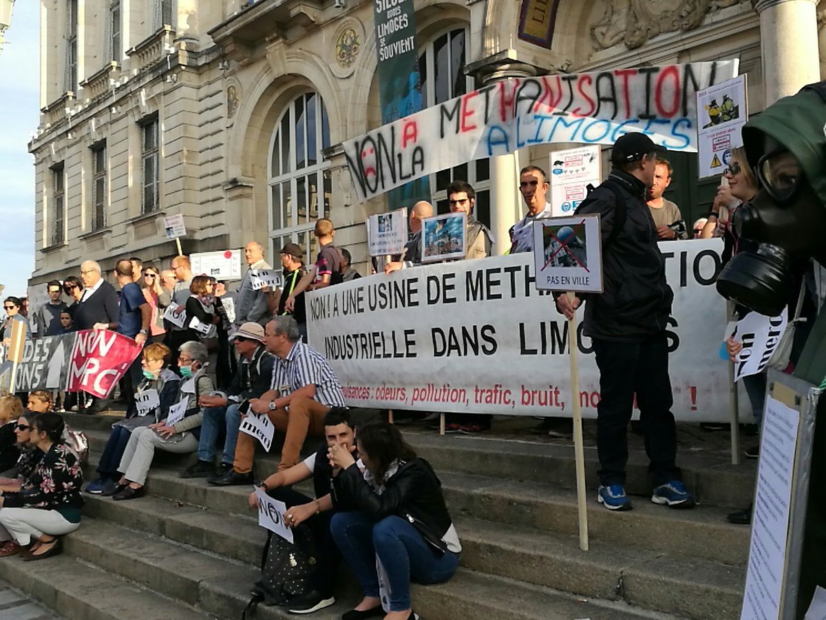 Manifestation contre l'implantation d'une usine de méthanisation à Limoges, devant l'hôtel de ville avant le conseil municipal lors duquel doit être émis un avis.