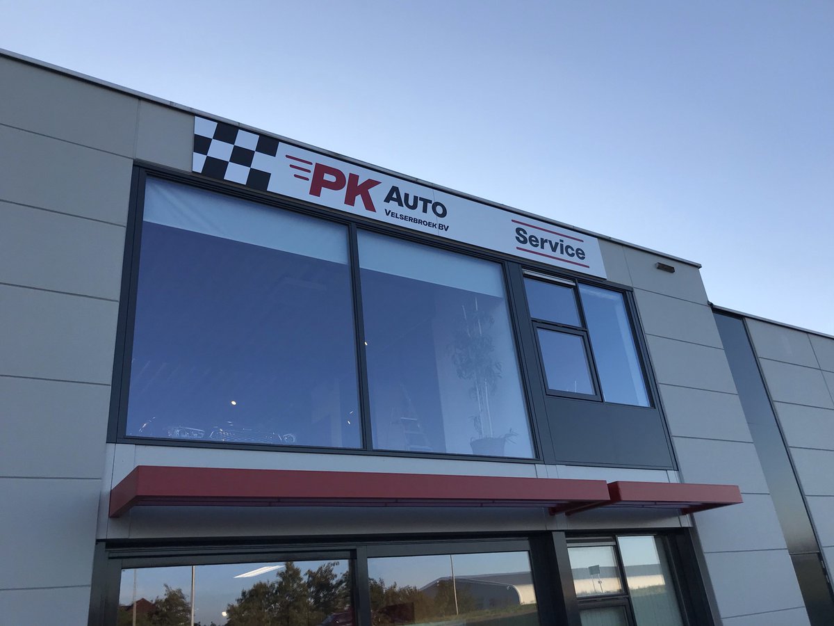 Lithografen's tweet photo. Vorige week hebben wij bij #PKauto in Velserbroek het pand voorzien van reclame. Ook meteen #beachvlaggen geleverd om nog beter zichtbaar te zijn. #sign #reclame #vlaggen #stickers https://t.co/nVwqFpYtt8