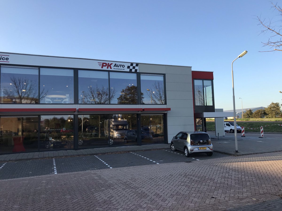 Lithografen's tweet photo. Vorige week hebben wij bij #PKauto in Velserbroek het pand voorzien van reclame. Ook meteen #beachvlaggen geleverd om nog beter zichtbaar te zijn. #sign #reclame #vlaggen #stickers https://t.co/nVwqFpYtt8