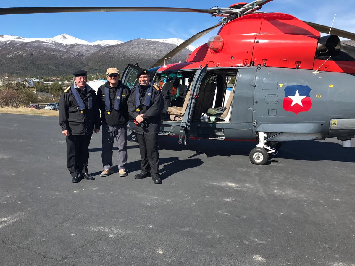 Minrel_Chile's tweet photo. AHORA: Canciller @robertoampuero, junto al Vicealmirante y Jefe de Estado Mayor de la @Armada_Chile, llega a Puerto Williams, para continuar su visita por la Región de Magallanes y de la Antártica Chilena #CancilleríaEnRegiones https://t.co/azQpZzOWxr