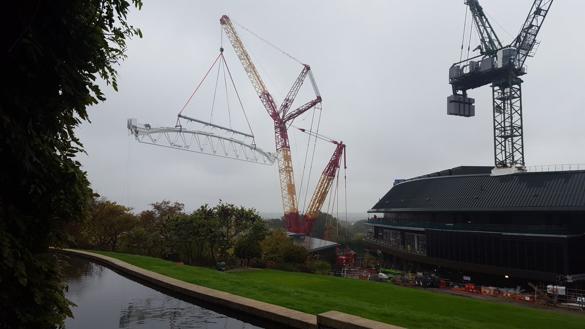 Some hugely impressive lifting works being carried out at the iconic @Wimbledon no.1 Court project by the @WeAreMcAlpine project team #construction #Clipfine #SirRobertMcAlpine