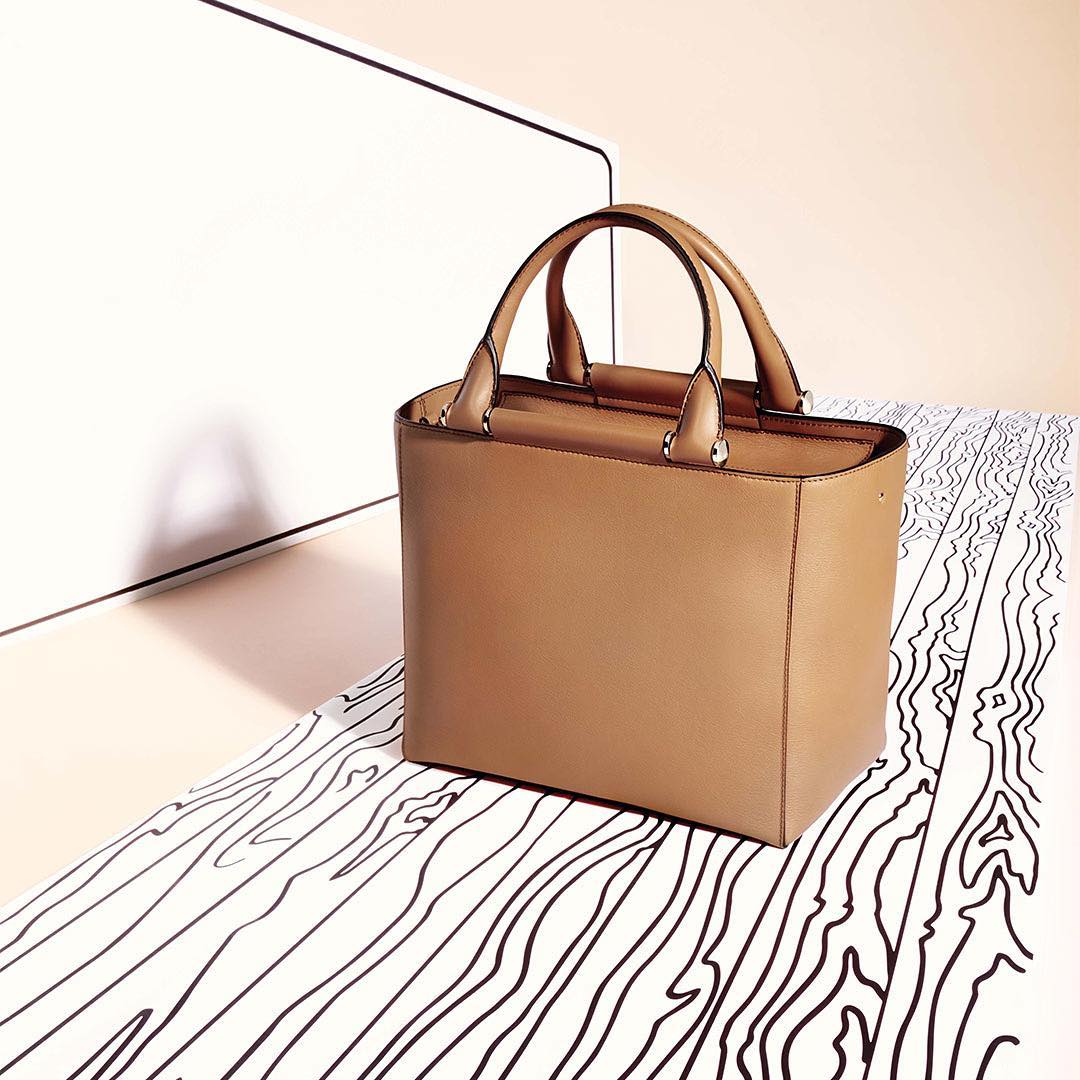 BoscoOutlet's tweet image. Стопроцентный хит, вечная классика — кожаная сумка Max Mara на плечевом ремне. Бежевый цвет отлично впишется в осеннюю цветовую палитру.

🔸Сумка из кожи
Старая цена: 131 300 руб.
Новая цена: 52 550 руб.
Ссылка на сайт: goo.gl/y5FFFc

#MaxMara #BoscoOutlet  #SS2016