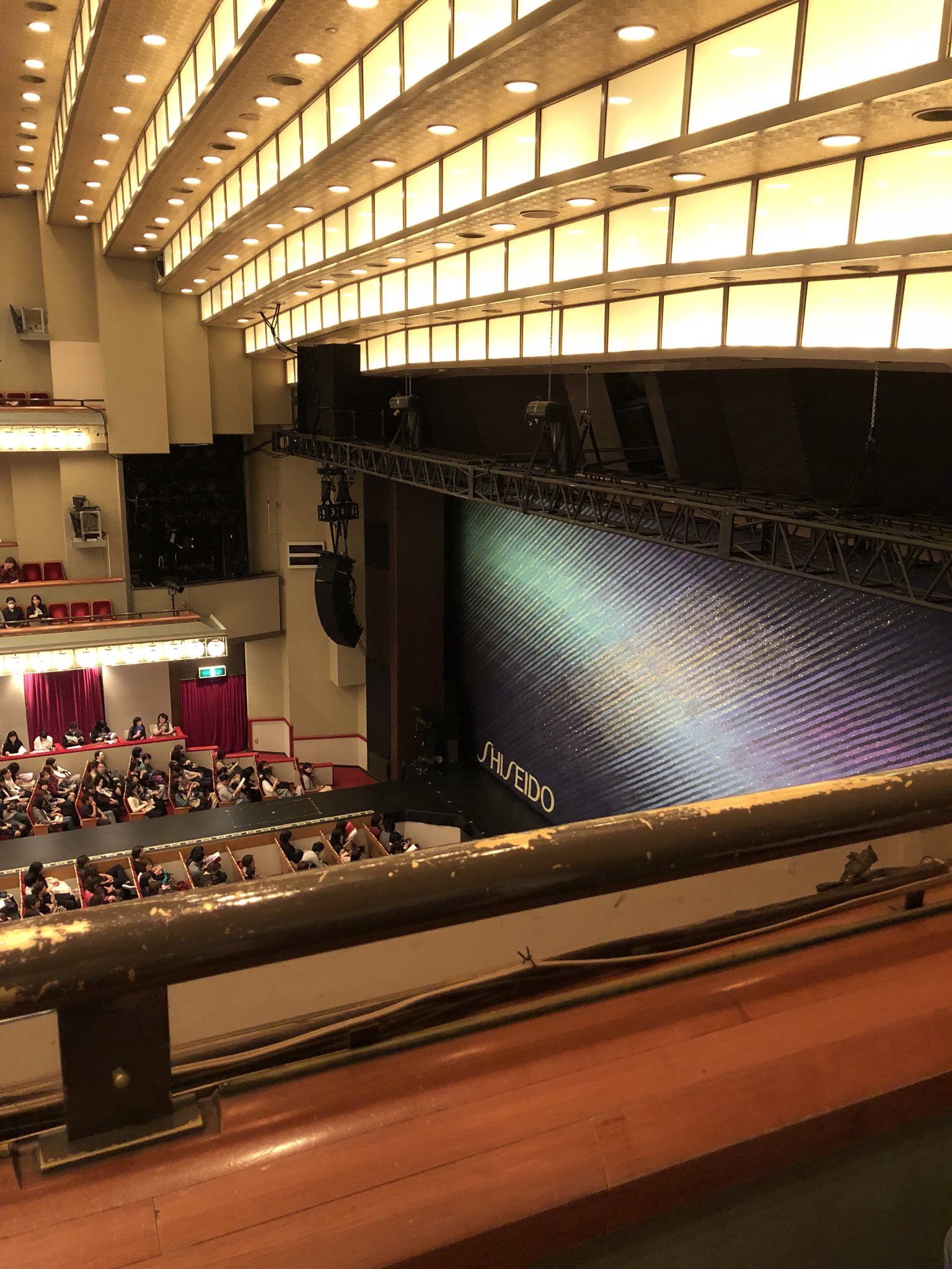 Nako 公式先着先行 新橋演舞場 3階右列3番 頭上モニター 正面 乗り出して観た場合 背をつけて観た場合 首が痛くて舞台に集中できず お値段がお安い 舞台半分は見えないものとして割切が必要です T Co G3kuf4ybck Twitter
