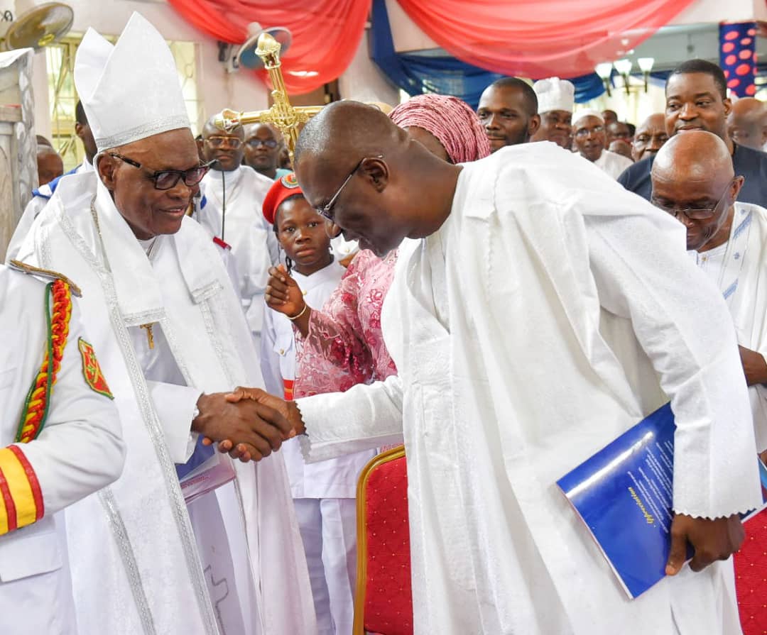 sanwoolulagos's tweet photo. Happy to grace the 80th birthday service of His Eminence Olorunfunmi Basorun J.Pil -The Asiwaju of Igbogbo Kingdom #sanwooluforgovernor #sanwoolu https://t.co/3YbUfStKtS