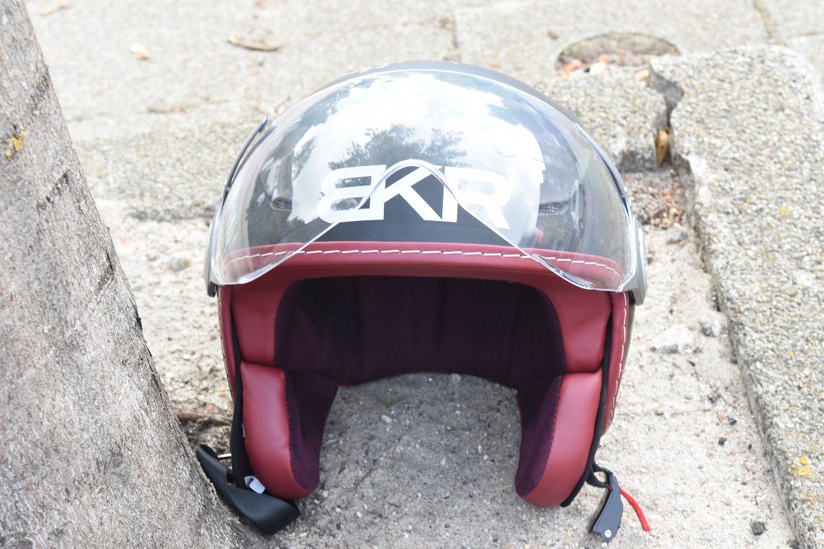 POL_Rotterdam's tweet image. De politie wil zo snel mogelijk de verdachte van het #schietincident #WillemRuyslaan vinden. Daarom delen we nu foto's van zijn helm en scooter. Heeft u camerabeelden van het schietincident of van daarvoor? Deel ze met ons via link in onderstaand bericht
politie.nl/nieuws/2018/ok…