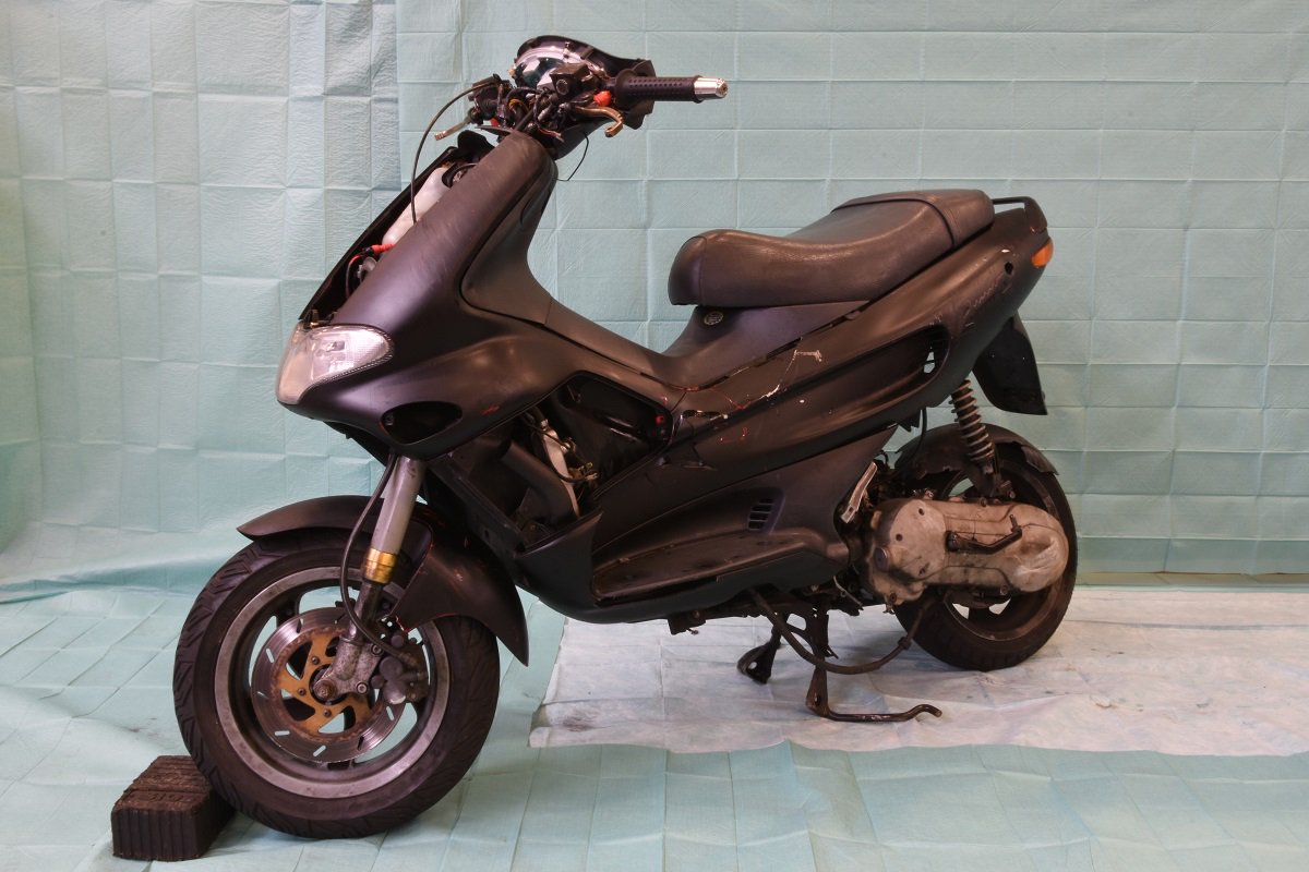 POL_Rotterdam's tweet image. De politie wil zo snel mogelijk de verdachte van het #schietincident #WillemRuyslaan vinden. Daarom delen we nu foto's van zijn helm en scooter. Heeft u camerabeelden van het schietincident of van daarvoor? Deel ze met ons via link in onderstaand bericht
politie.nl/nieuws/2018/ok…