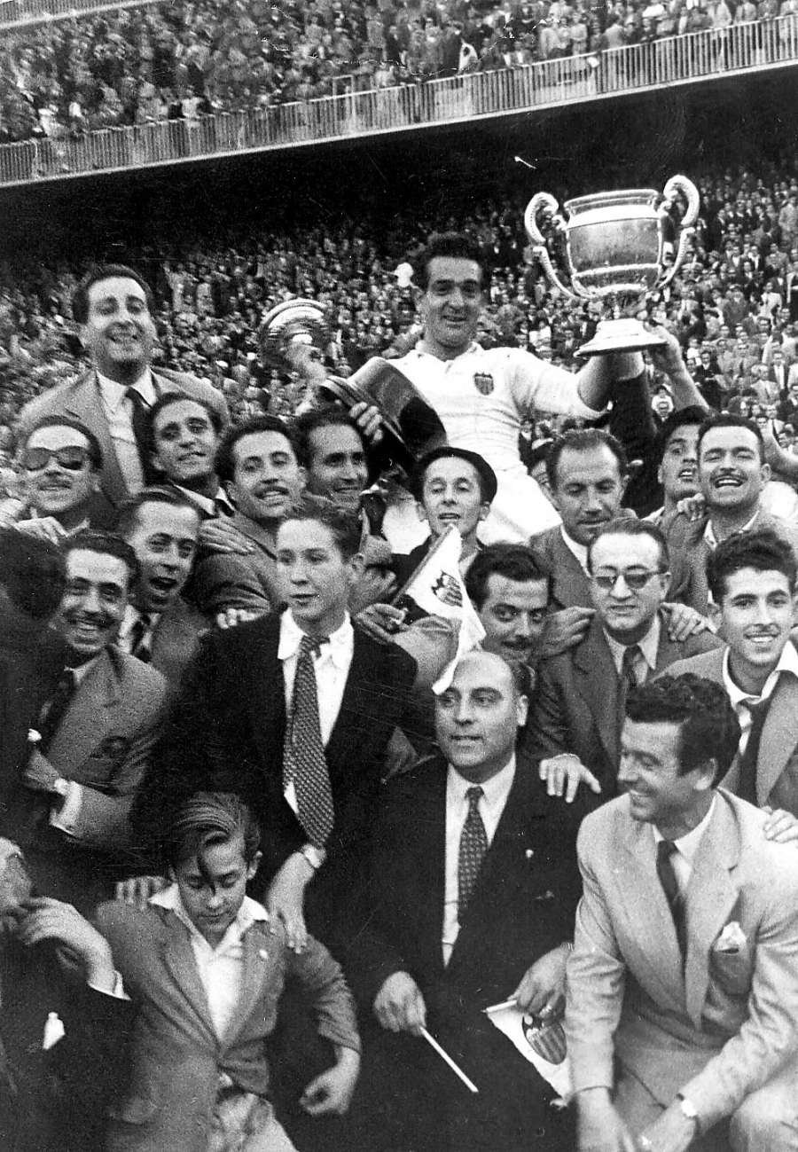 FOTOS HISTORICAS O CHULAS DE FUTBOL - Página 2 DpzZQ7AXgAEW6ED