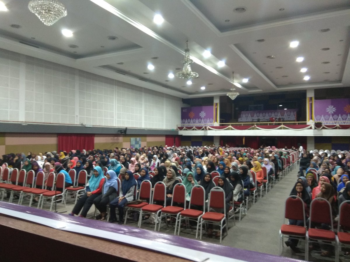 KolejRedang's tweet photo. Alhamdulillah... Berakhir jua event Annual General Meeting bersama residen2 redang...🎉🎉🎉 Semua residen2 redang sporting2 belake!! Memang sempoi arh diorang nie!! 🎉🎉🤣🤣 https://t.co/9C4FTjLobA