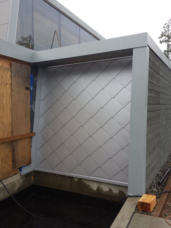 BadAssMetal's tweet image. Not only are custom steel shingles durable… they’re decorative as well! 😍 Check out this #customerproject and more custom steel shingle siding examples on our site: buff.ly/2pJhdBi #ILoveMetalRoofs #CustomSteelShingles