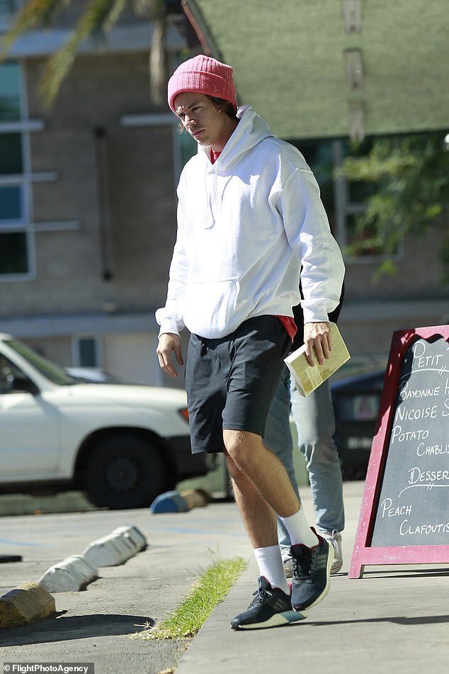 TheStylesStudio's tweet image. Harry is so pretty with his pink beanie