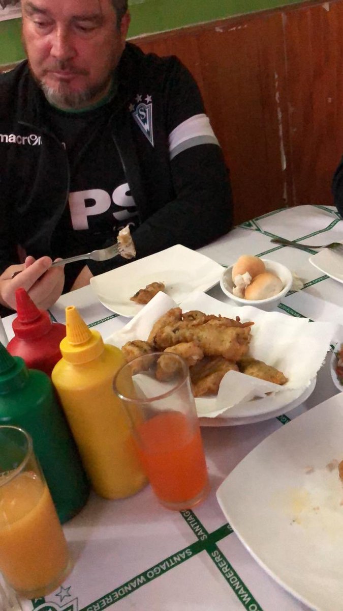 ChaloAwante's tweet photo. Quiero agradecer al dueño de “El Súper Sándwich” que luego del #TourAwante nos esperó con calugas de pescado y Chorrillanas 👏🇳🇬
Excelente atención, local Wanderino en calle las Heras 640 Valparaíso 
#Wanderers 💚 https://t.co/5KMjaq4sHY