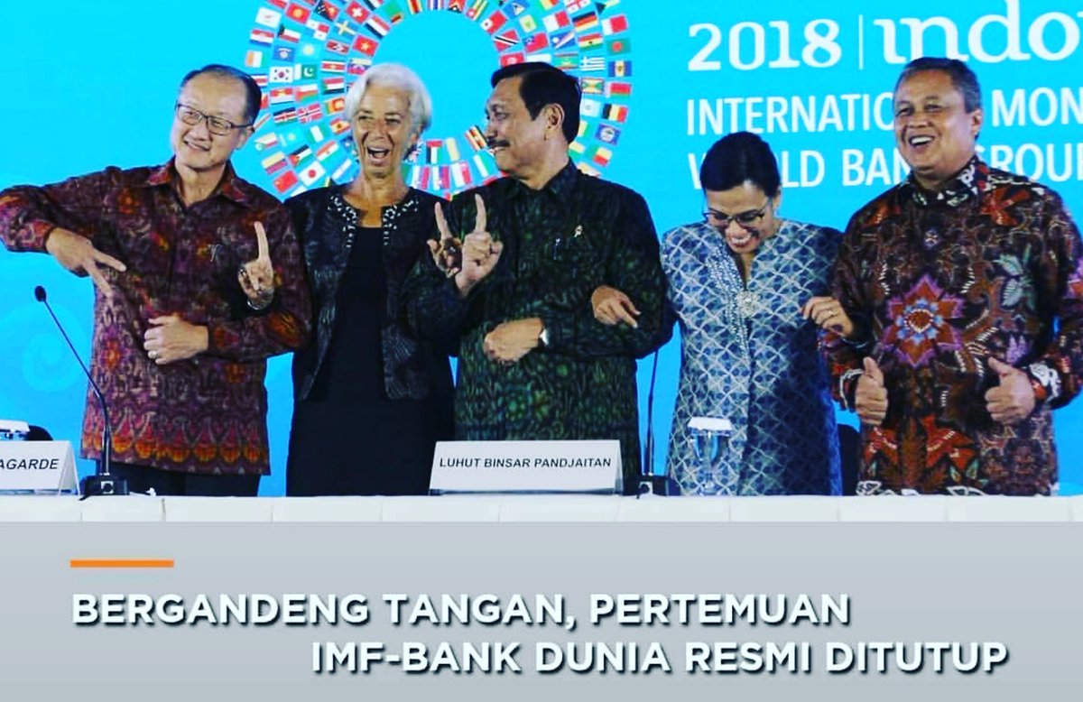 SIMANPUSAT's tweet photo. Sahabat #simans, acara #AM2018Bali telah ditutup dengan suasana meriah. Para peserta rapat tampak bergandengan tangan dan mengacungkan satu jari sebagai simbol persatuan berbagai negara dan bangsa.

#kerjabersama #bijakbermedsos #luhutbinsarpandjaitan #srimulyani #IMF #WorldBank https://t.co/ku2Og4pwAC