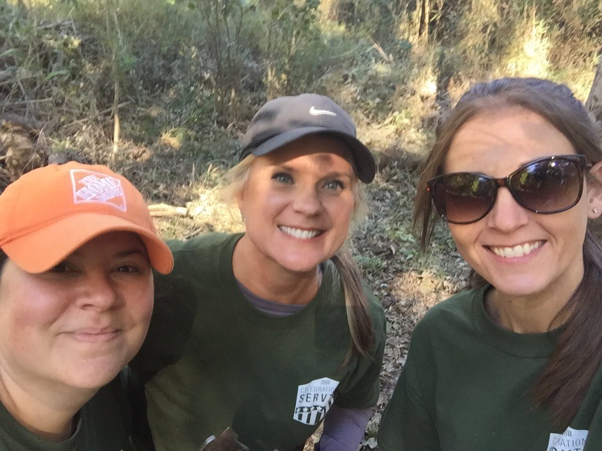 What an amazing day to serve our community. <a href="/THDJulieD/">Julie Dupcak</a> <a href="/CarlyeAnderson/">Carlye Anderson</a> <a href="/HomeDepotCareer/">Home Depot Careers</a> #campsouthernground