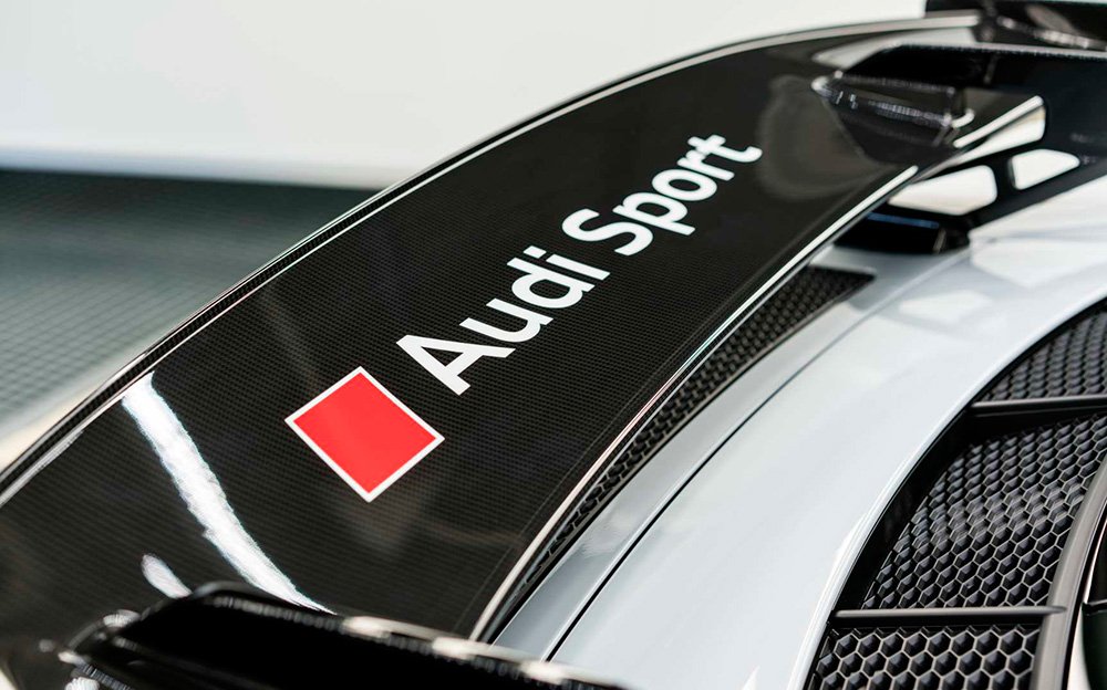 AutomovilMex's tweet photo. El #AudiR8 V10 Plus #CompetitionPackage consta de piezas aerodinámicas de fibra de carbono, frenos carbonocerámicos con placas de titanio y una reducción de 13 kg. Conserva el V10 de 610 hp y 560 Nm. Viene en color gris #Suzuka y el precio es de 237,350 dólares. #NovedadesAP https://t.co/jBiRjJhYx8