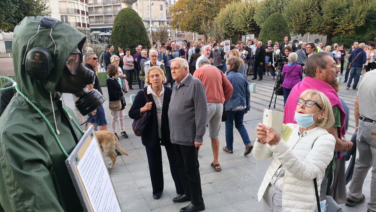 Les quelque 250 opposants au projet d'usine de méthanisation à Limoges rassemblés devant la mairie se félicitent de la décision du conseil municipal, qui se réunit ce soir, d'émettre un avis défavorable.