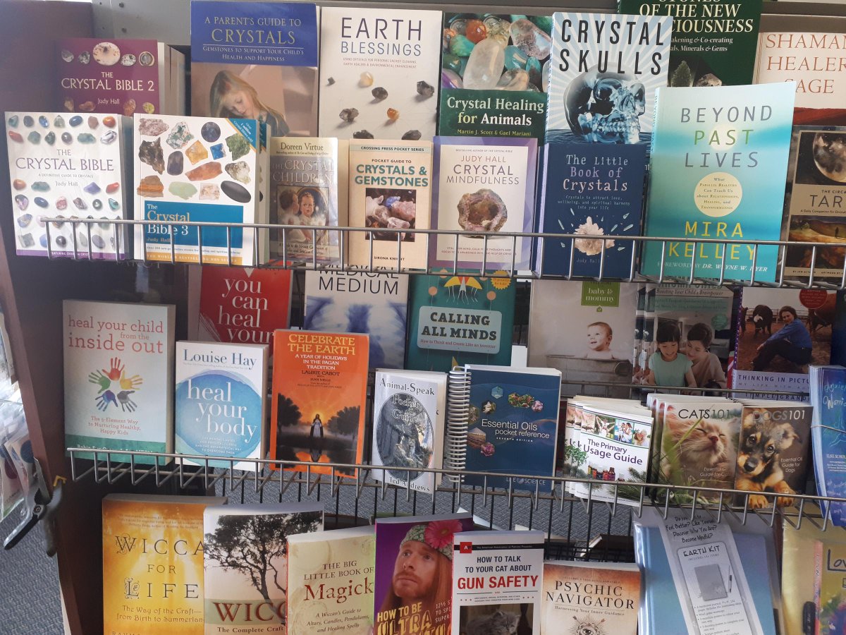 healingroommusk's tweet image. Look at what came in! #crystalbible #healingbooks #judyhall#crystalskulls #crystalhealing