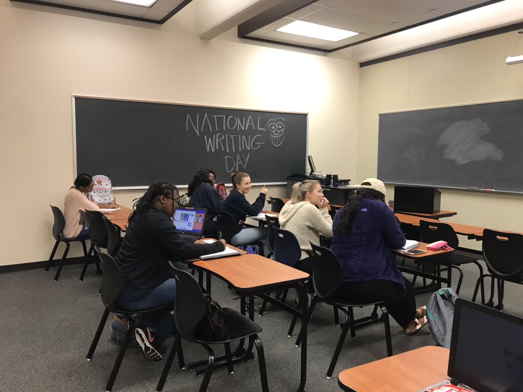 Professor Hilbbbbb’s class 📚

#WhyIWrite #FMUWrites ✍🏾