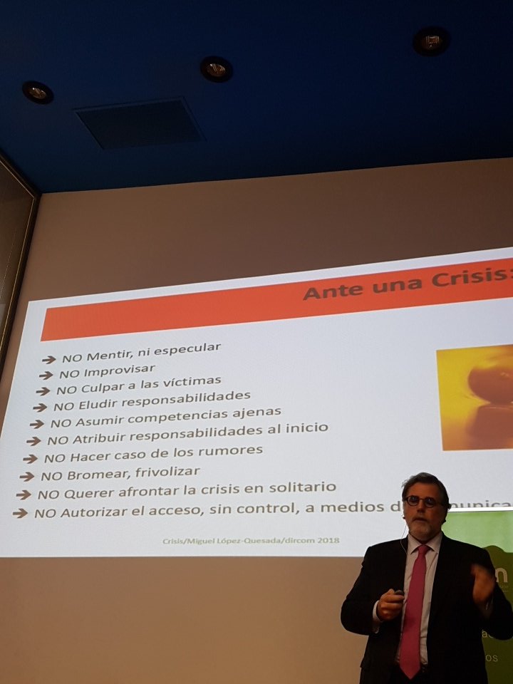 En una crisis no mentir, no improvisar, no culpar a las víctimas, no eludir responsabilidades, no frivolizar... y tener claro que solo con comunicación no se puede solucionar una crisis <a href="/mlopezquesada/">miguel lópez-quesada</a> <a href="/DircomNorte/">Dircom Norte</a> <a href="/DircomSpain/">Dircom</a>