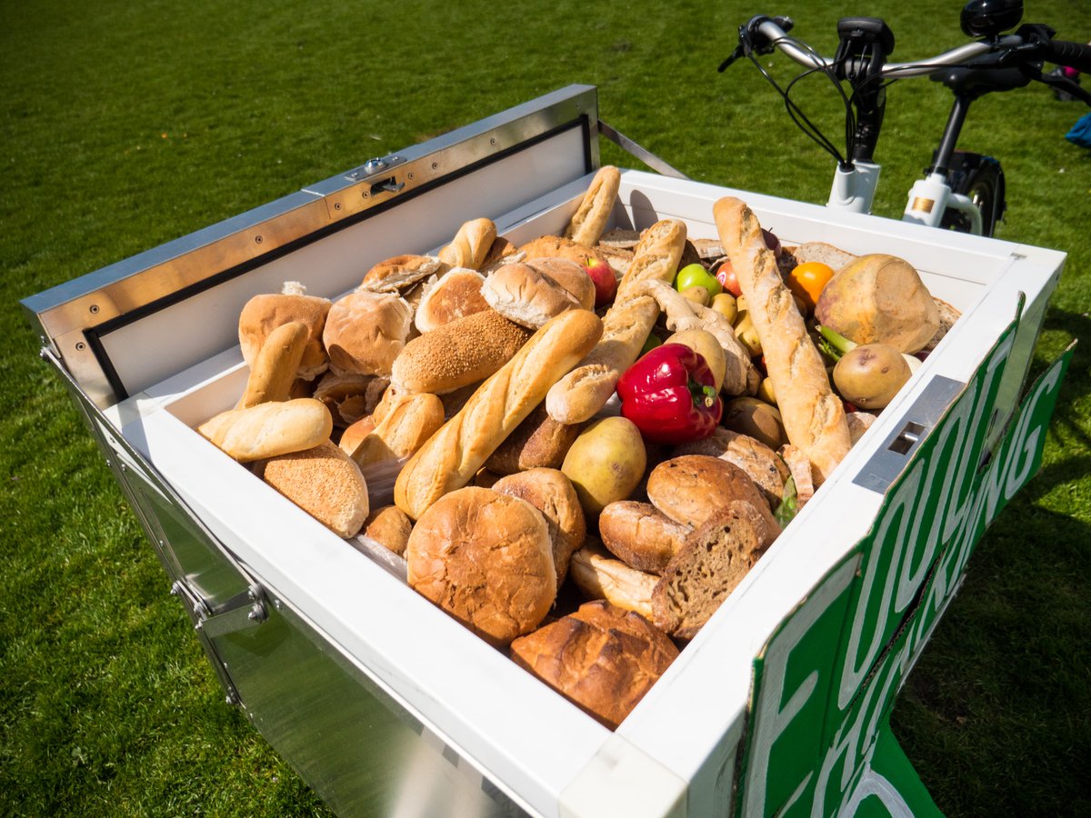 FoodSharingEd's tweet image. The Food Sharing Hub shop is popping up again on Wednesday 24th October from 1pm to 3pm at 22 Bread St. 

There will be lots of tasty veggies, fruits, bread and pastries waiting for you which we'll sell for £1 per kilo. Don't forget to bring a bag!