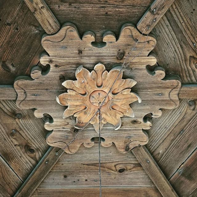 hrcka's tweet photo. Bodliak/akant? Vyzdoba na strope altanku filagorie Oravskeho hradu.
.
.
.
#oravskyhrad #hradorava #akant #bodliak #filagoria #hrad #zamok #wood #woodworking #woodenrelief #woodcarving #drevorezba https://t.co/fesKB6YFS4 https://t.co/gakTvyHqZe