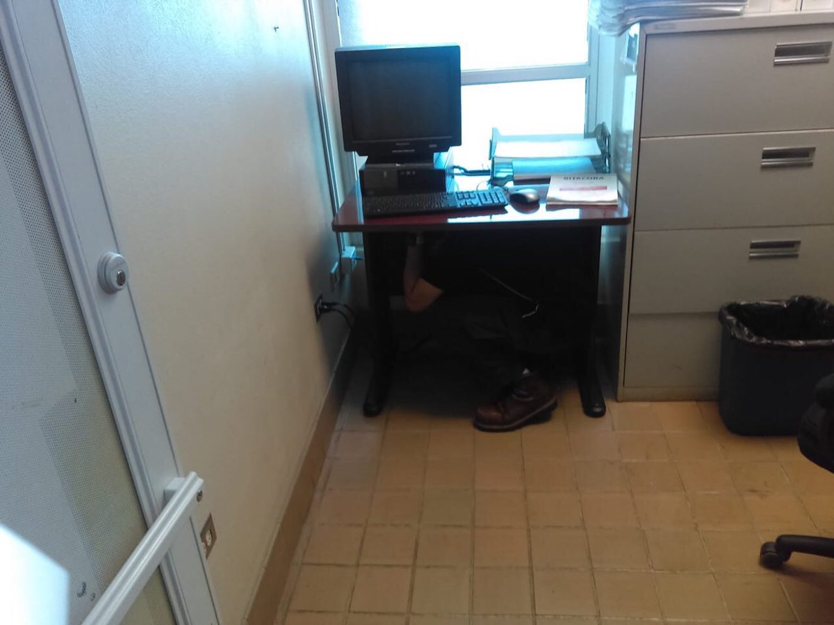 AcueductosPR's tweet photo. [Ahora] Personal de la #RegiónSur en #ToaVaca participan del simulacro #GranShakeOutPR donde ponen en práctica los adiestramientos y consejos ofrecidos por @NMEADpr en caso de un #Terremoto #AAAparaTodos #UnEquipo https://t.co/vevgT3DhtQ